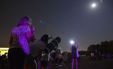 Brasília - O Clube de Astronomia promove um encontro de telescópios na Praça dos Três Poderes, para observar a Superlua e eclipse total lunar (Marcello Casal Jr/Agência Brasil)