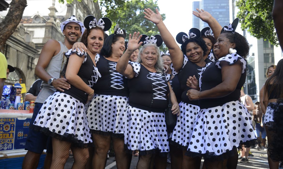 Rio de Janeiro -  O Cordão da Bola Preta, mais antigo bloco em atividade no Rio de Janeiro, faz desfile comemorativo de seu centenário no centro da cidade (Tânia Rêgo/Agência Brasil)
