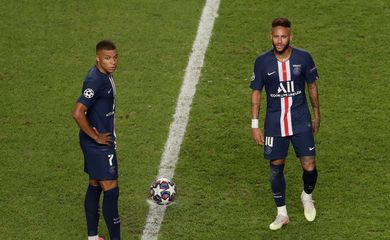 Kylian Mbappe e Neymar durante fina da Liga dos Campeões entre PSG e Bayern de Munique