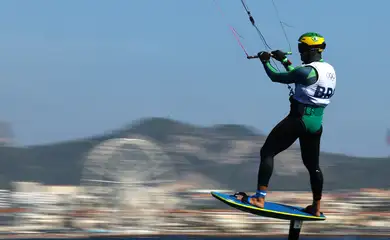 Paris 2024 Olympics - Sailing - Men's Kite - Marseille Marina, Marseille, France - August 04, 2024. Bruno Lobo of Brazil in action. Reuters/Luisa Gonzalez/Proibida reprodução