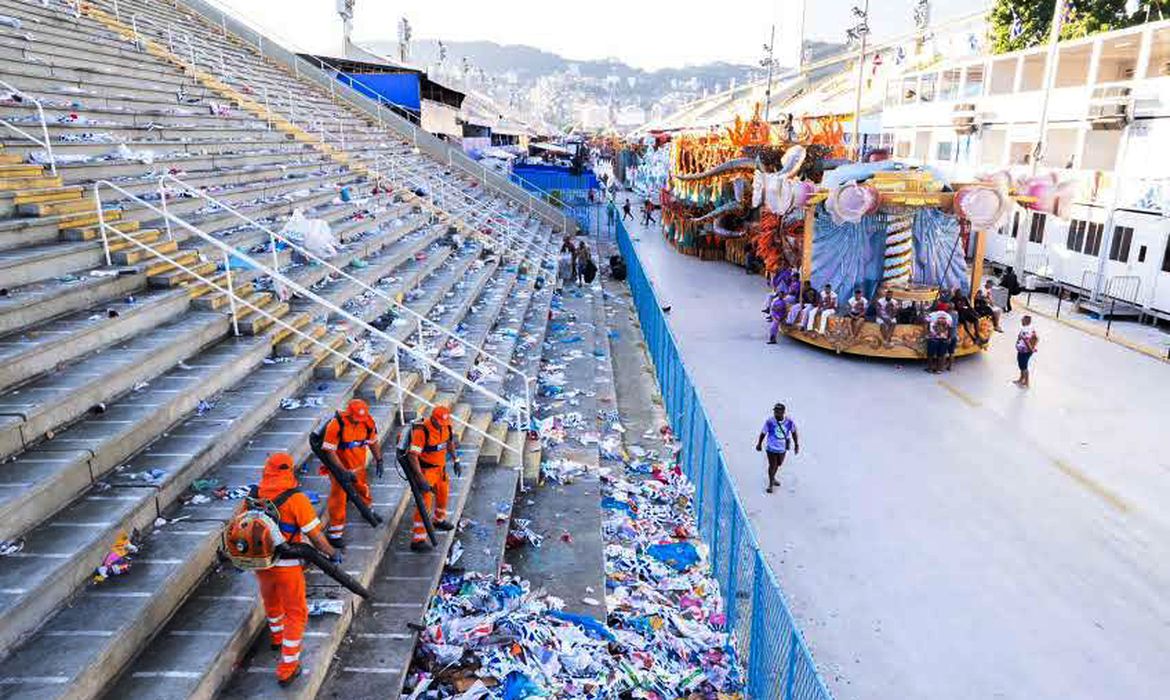 Rio de Janeiro (RJ) -  Garis recolhendo lixo depois dos desfiles do Grupo Especial. Foto: Comlurb/Divulgação