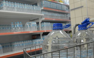  Crise de qualidade da água encanada, aumenta a procura por água mineral engarrafada nos supermercados do Rio de Janeiro