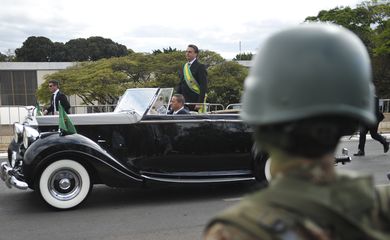 O presidente Jair Bolsonaro desfila em carro aberto no incio do desfile de 07 de setembro