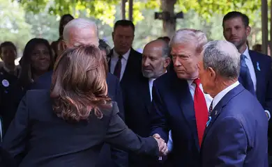 Ex-presidente Donald Trum e vice-presidente Kamala Harris, rivais nas eleições de novembro, apertam as mãos em cerimônia para homenagear vítimas dos ataques de 11 de setembro de 2001
11/09/2024
REUTERS/Mike Segar