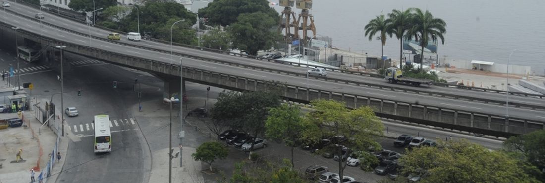 Rio de Janeiro - O prefeito da cidade do Rio de Janeiro, Eduardo Paes, confirmou há pouco nova data para implosão do Elevado da Perimetral. Para não prejudicar o Enem, no final de semana, a demolição, adiada mais uma vez, será em 17 de novembro.