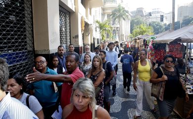Rio de Janeiro - Postos de saúde amanhecem com filas para a vacinação contra a febre amarela (Tânia Rêgo/Agência Brasil)