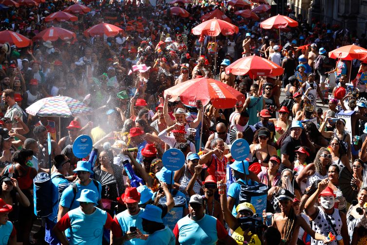 Rio de Janeiro (RJ), 01/03/2025 - Foliões se divertem no 106º desfile do Cordão da Bola Preta, no centro da cidade. Foto: Tânia Rêgo/Agência Brasil