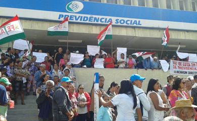 Servidores do INSS no Recife protestam na sede do Instituto 