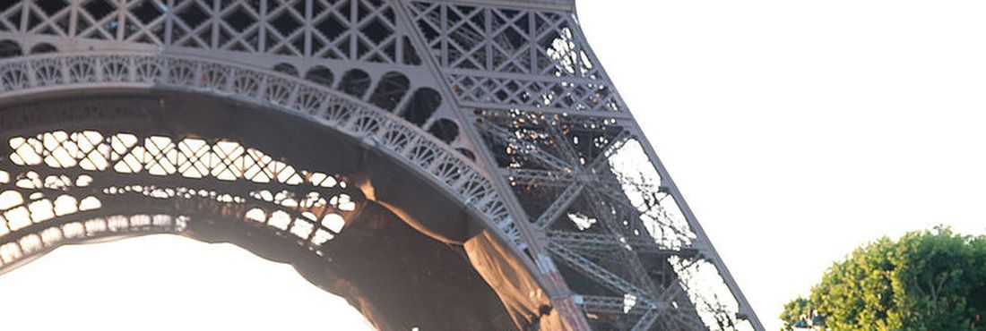 Jovens em volta da Torre Eiffel