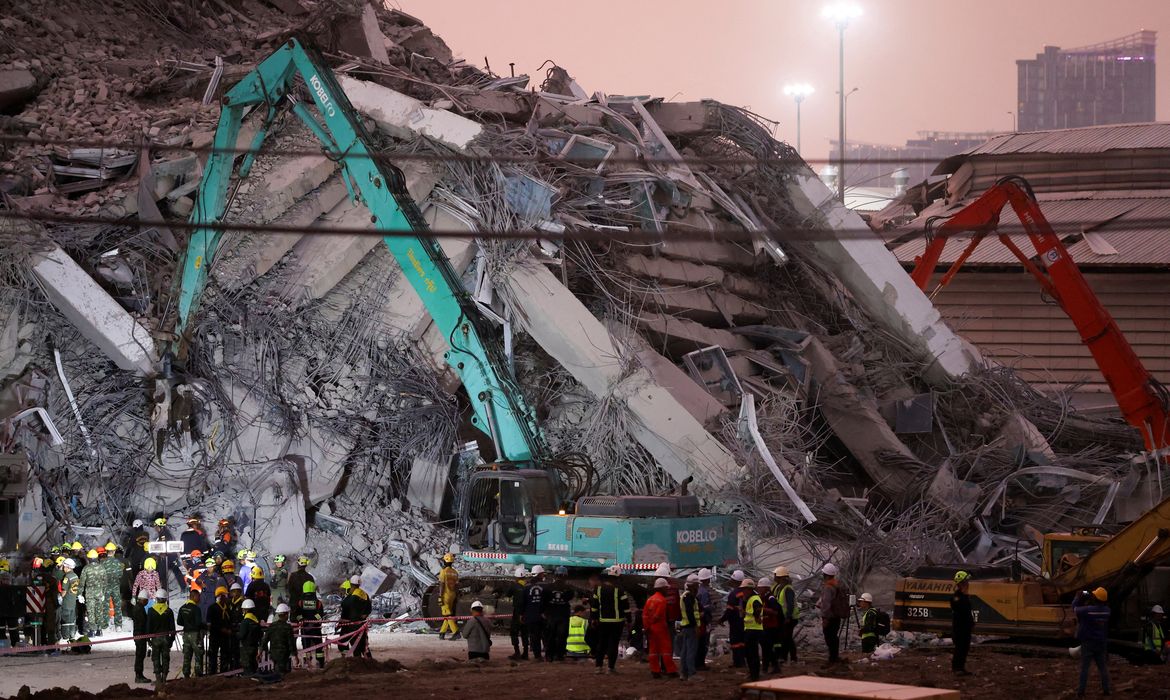 Rescue personnel work at the site of a building that collapsed, following a strong earthquake, in Bangkok, Thailand, March 29, 2025. REUTERS/Patipat Janthong     TPX IMAGES OF THE DAY