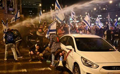 Tel Aviv, Israel, 24/02/ 2024. Protesto contra o governo do primeiro-ministro israelense Benjamin Netanyahu, em meio ao conflito em curso entre Israel e o grupo islâmico palestino Hamas de Gaza, em Tel Aviv, Israel, 24 de fevereiro de 2024. REUTERS/Dylan Martinez