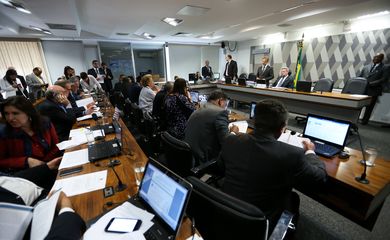 Brasília - Sessão da Comissão de Constituição e Justiça do Senado para discutir e votar o relatório do senador Lindbergh Farias que trata da realização de eleições diretas sempre que o cargo de Presidente da República ficar vago nos três