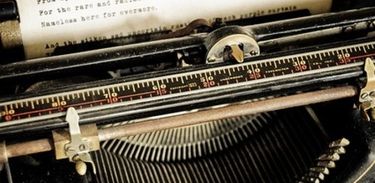 máquina de escrever com papel ja digitado