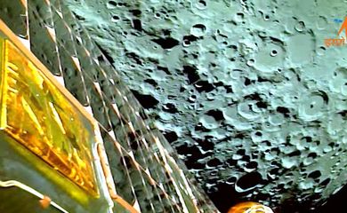 Vista da Lua observada pela nave Chandrayaan-3 durante órbita 06/08/2023 ISRO/Handout via REUTERS