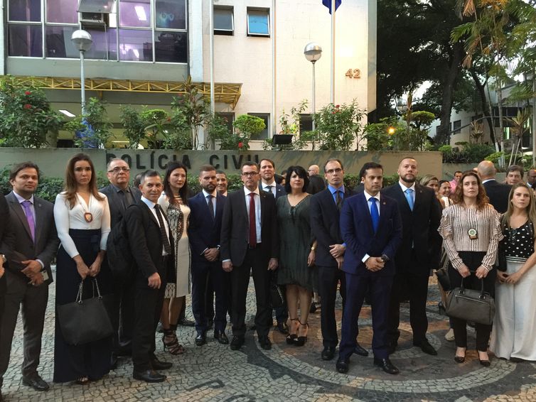 Delegados de diversos estados e entidades da categoria em frente à Chefia de Polícia Civil do Rio