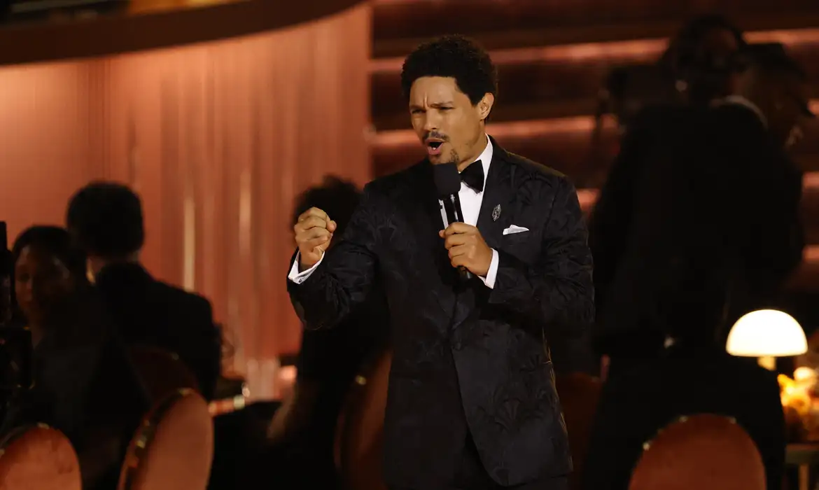 REUTERS/Daniel Cole - Proibido reprodução Show host Trevor Noah speaks during the 68th Annual Grammy Awards in Los Angeles, California, U.S., February 1, 2026. REUTERS/Daniel Cole