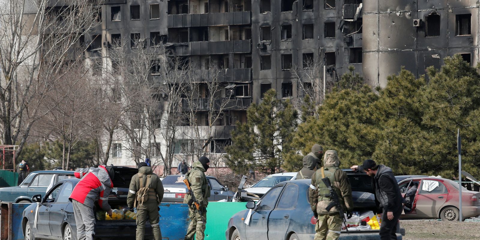 Tropas pró-Rússia vasculham carros na cidade portuária ucraniana de Mariupol