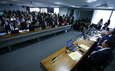 Brasília (DF), 24/09/2025 Reunião da Comissão de Constituição e Justiça (CCJ) do Senado para  votar o parecer sobre a proposta de emenda à Constituição (PEC 3/2021) das prerrogativas parlamentares.   Foto: Lula Marques/Agência Brasil