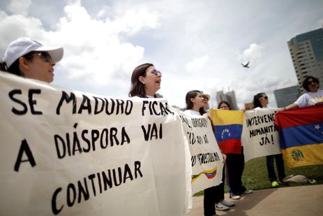 A representante da oposição venezuelana, Maria Teresa Belandria, grita slogans durante um protesto contra o presidente da Venezuela, Nicolás Maduro, em Brasília, Brasil, em 12 de fevereiro de 2019