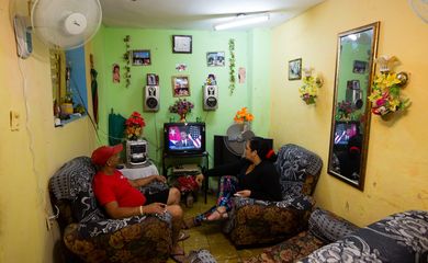 Povo cubano assiste disurso de Obama pela TV