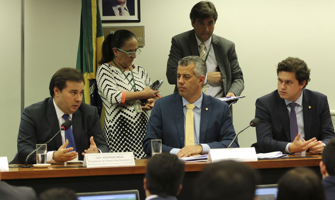Presidente da Câmara, Rodrigo Maia, os deputados  Evair Vieira de Melo e Enrico Misasi, participam da instalação da comissão especial que vai debater o projeto que altera o marco legal do saneamento básico no País (PL 3261/19). 