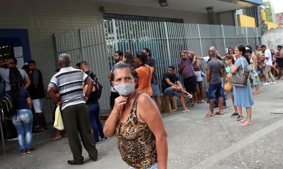 .Pessoas esperam em fila em frente a agência da Caixa para receber auxílio emergencial durante o surto do Covid-19 15/04/2020 REUTERS/Ricardo Moraes