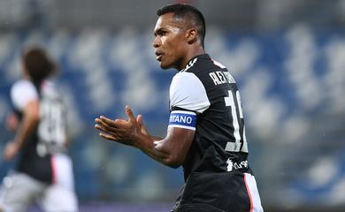 Alex Sandro comemora gol em partida da Juventus