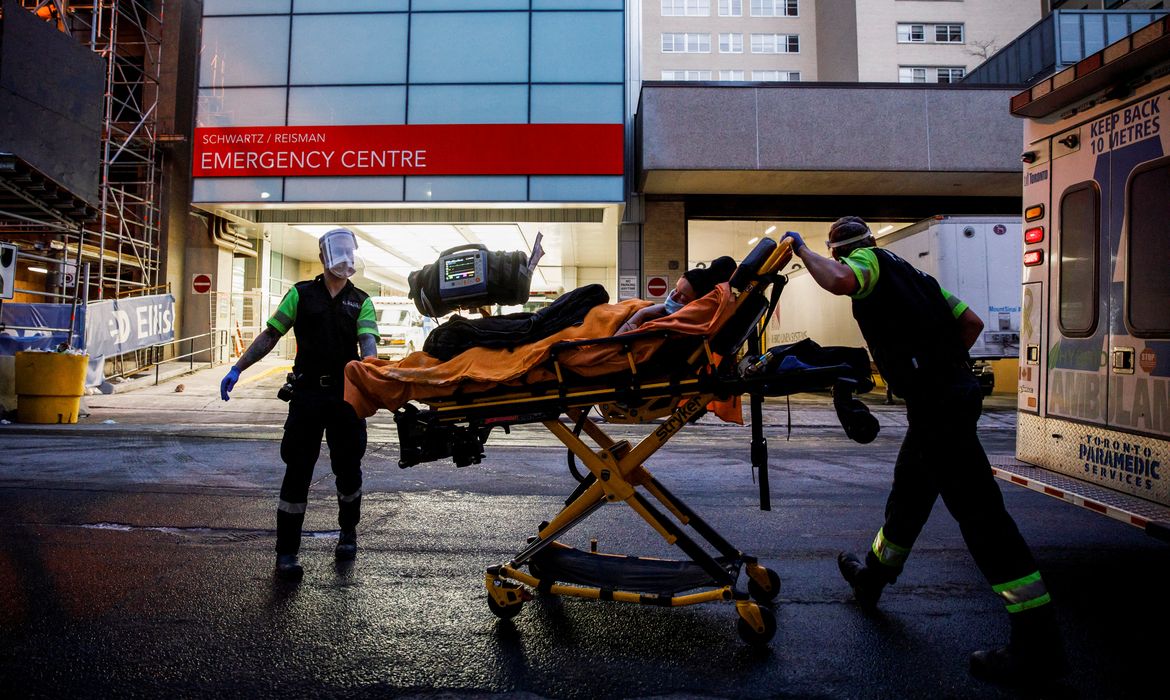 Paciente é levado a hospital em Toronto em meio à disparada de casos de Covid