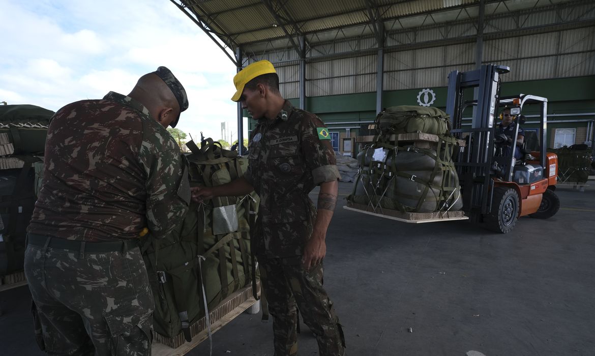 Militares do Exército Brasileiro empacotam suprimentos de ajuda humanitária para enviar às aldeias na Terra Indígena Yanomami, no Oeste de Roraima, em voos da Força Aérea Brasileira.
