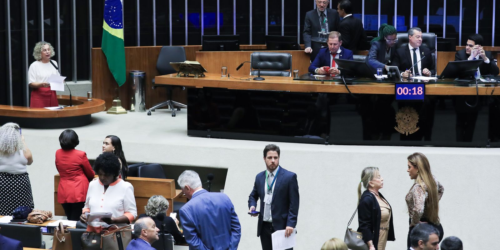 Câmara aprova atendimento prioritário para mães e pais atípicos no SUS Câmara aprova atendimento prioritário para mães e pais atípicos no SUS