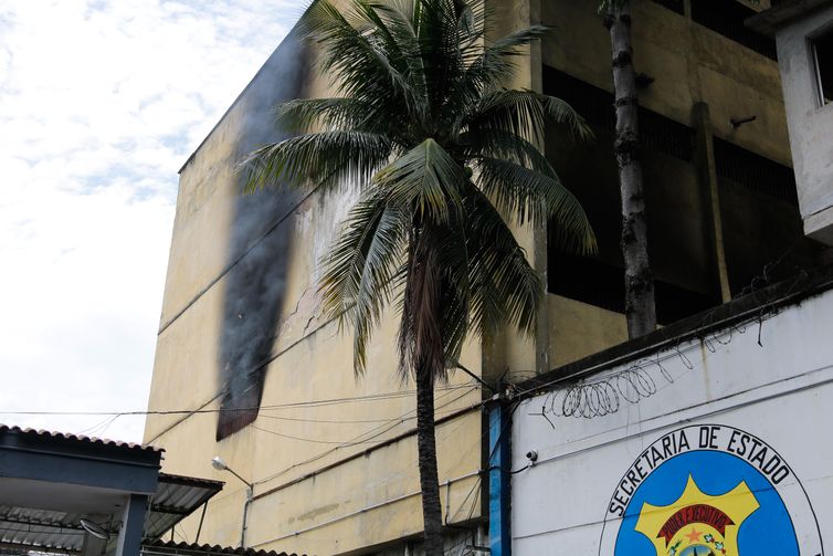 Um incêdio atinge o segundo andar do Presídio Frederico Marques, em Benfica, na zona norte do Rio.