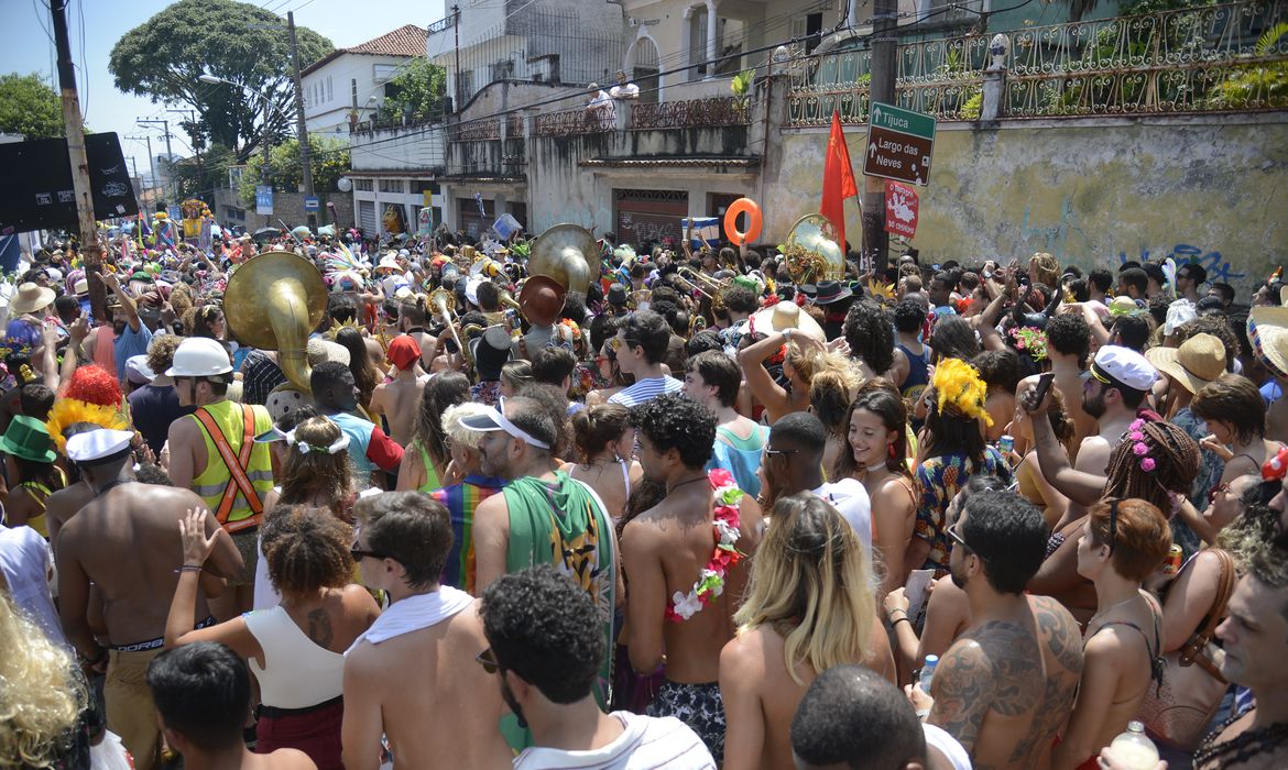  Bloco Céu na Terra lota Santa Teresa, na região central do Rio de Janeiro no sábado de pré-carnaval