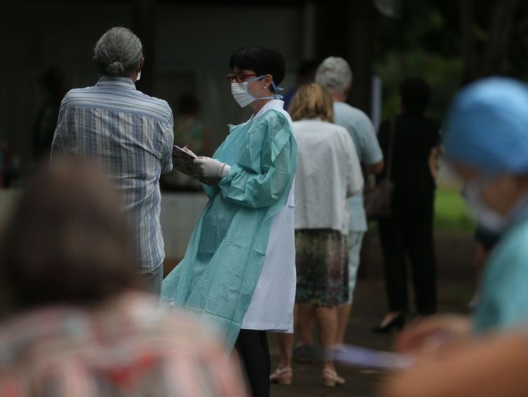 Movimentação de idosos para vacinação contra Influenza, em Brasília