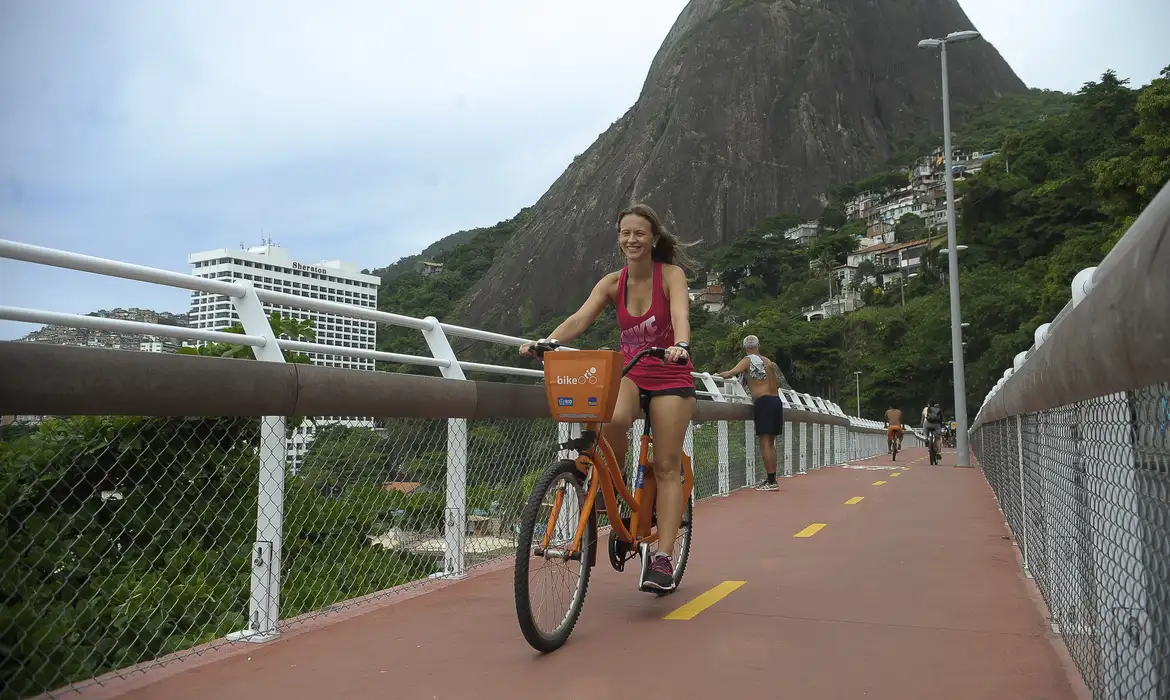 Rio de Janeiro -  Ciclistas, cariocas e turistas desfrutam da nova Ciclovia Tim Maia no dia de sua inauguração, a via conta com 3,9 km e liga o Leblon a São Conrado (Tomaz Silva/Agência Brasil)
