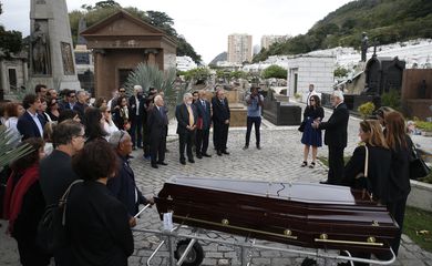 Sepultamento do corpo do escritor Hélio Jaguaribe, nono ocupante da cadeira 11 da Academia Brasileira de Letras, no cemitério São João Batista, em Botafogo, no Rio de Janeiro.
