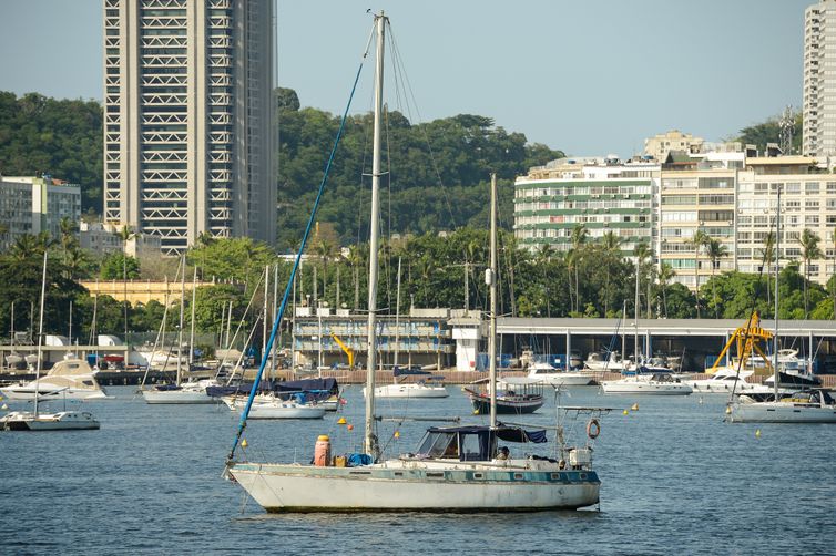 Rio de Janeiro (RJ), 14/09/2023 – Embarcações na Baía de Guanabara, na zona sul da capital fluminense. Foto: Tomaz Silva/Agência Brasil
