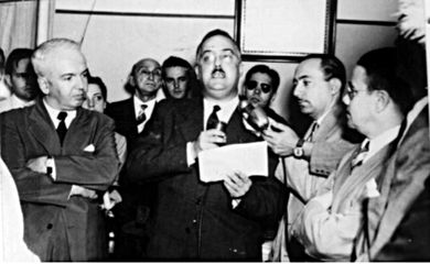 Patrono [Tude de Souza] discursando na Rádio Roquette Pinto (década de 1940). Fotografia: Agência Nacional (RJ). Fonte: CREP. Arquivo Tude 34/12.