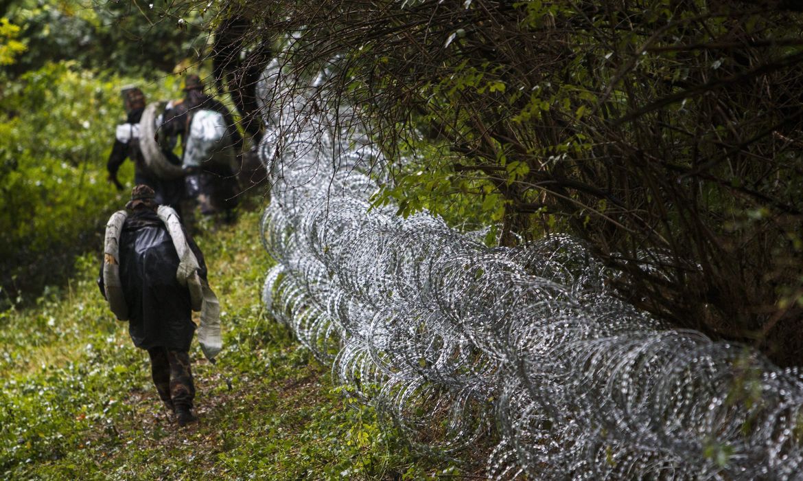 Países têm instaladado barreiras de arame para impedir a entrada de migrantes. Na foto, cerca entre Croácia e Hungria