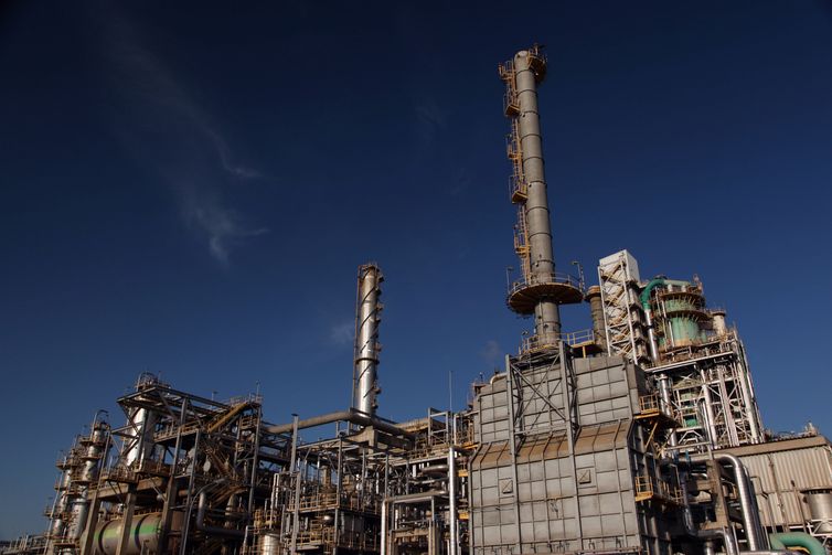 refap_-_foto_andre_valentim_agencia_petrobras_1 Sem margem equatorial, Brasil pode ter que importar petróleo em 2034