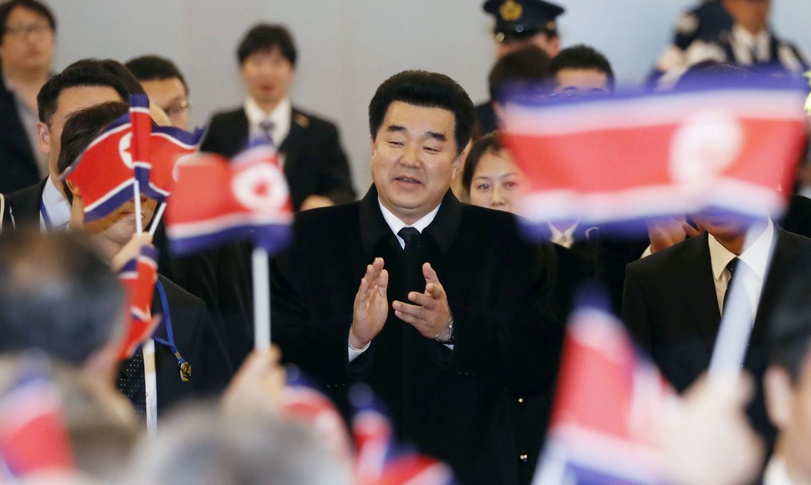 Kim Il Guk, ministro dos Esportes da Coreia do Norte e presidente do comitê olímpico do páis, é recebido por norte-coreanos que moram no Japão ao chegar no aeroporto de Tóquio
