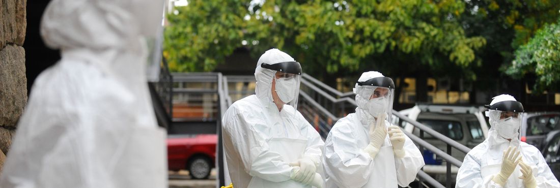 Governo brasileiro faz simulação, colocando em prática medidas adotadas em resposta a eventual caso de ebola em turista estrangeiro.