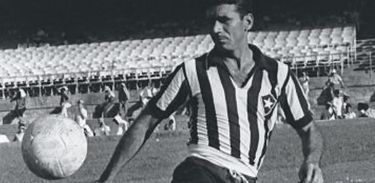 Nilton Santos com a camisa do Botafogo