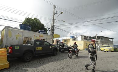 Rio de Janeiro -  A Polícia Militar faz operação em comunidades do Rio e da Baixada Fluminense para encontrar o criminoso Nicolas Labre Pereira de Jesus, conhecido como Fat Family resgatado por um grupo de traficantes do Hospital Municipal