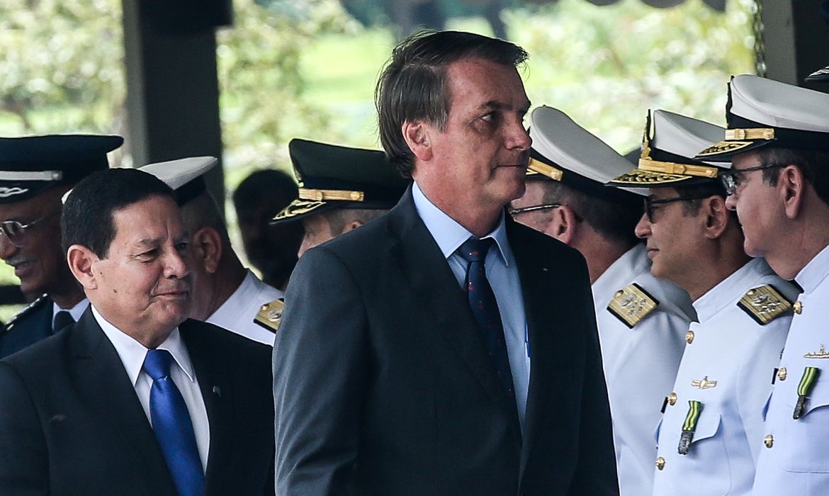 O presidente Jair Bolsonaro participa  da celebração ao Dia do Marinheiro no Grupamento dos Fuzileiros Navais, em Brasília