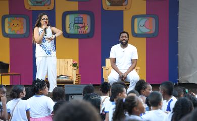 Salvador (BA), 08/08/2025 - O ator e escritor Lázaro Ramos conversa sobre literatura e os livros lançados por ele no espaço infantil Maber Velloso durante a Festa Literária Internacional do Pelourinho - Flipelô, no centro histórico de Salvador. Foto: Rovena Rosa/Agência Brasil