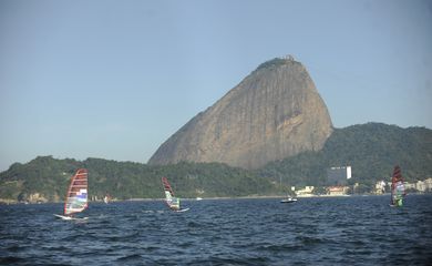 Um total de 320 atletas de 34 países começou a conhecer as águas da Baía de Guanabara na regata 