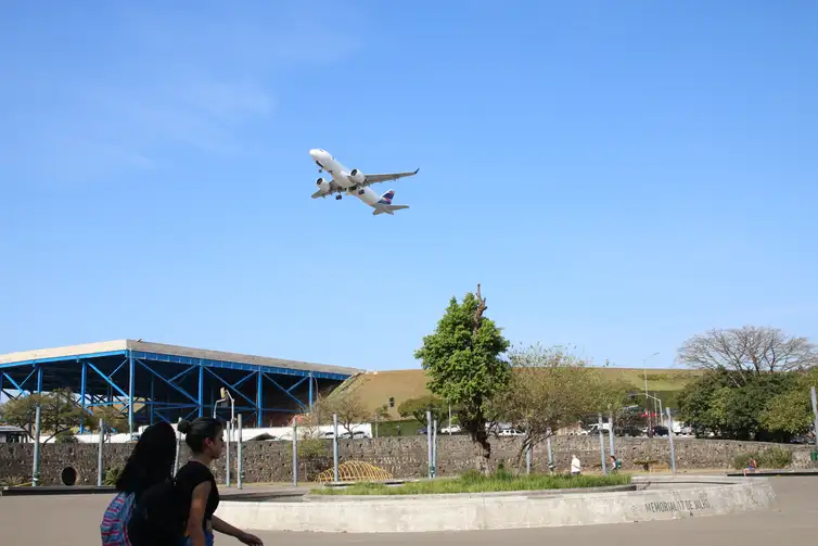 Avião da LATAM Airlines, anteriormente TAM Linhas Aéreas, decola do Aeroporto de Congonhas e sobrevoa o Memorial 17 de Julho.