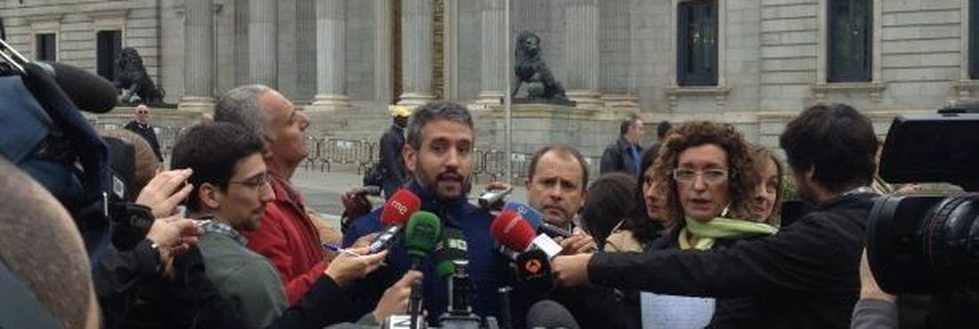Ativista espanhol Ricardo Molero da Coordenadora 25s após entrega de documento ao Congresso