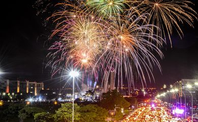 Fogos de artifício na Esplanada dos Ministérios em Brasília