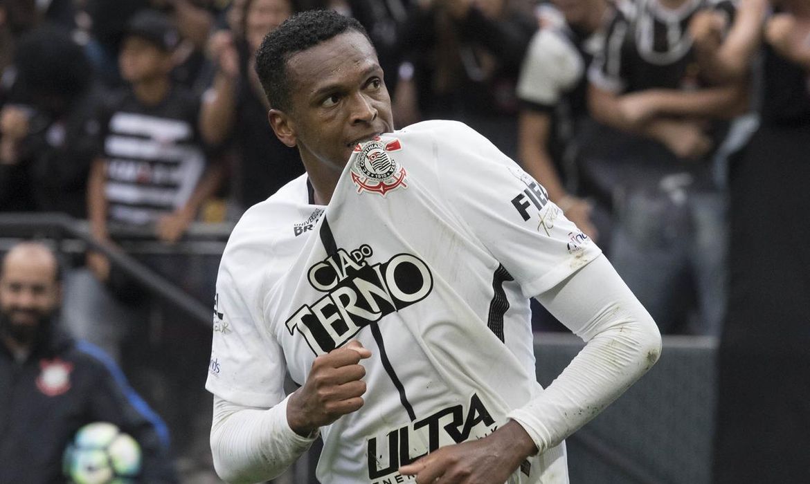 Filho do Terrão, atacante Jô está de volta ao Corinthians